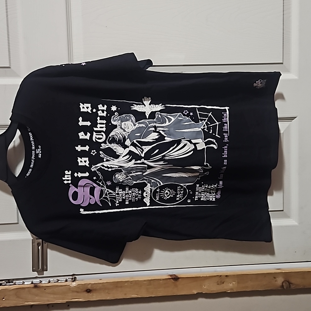 DISNEY HOCUS POCUS GRAPHIC TEE: BLACK: NEW WITH TAGS: SIZE XS